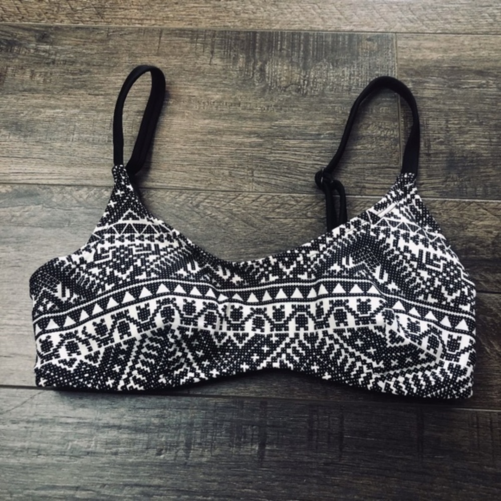 Xhilaration Black & White Bikini Top Swim Suit ((size Small))